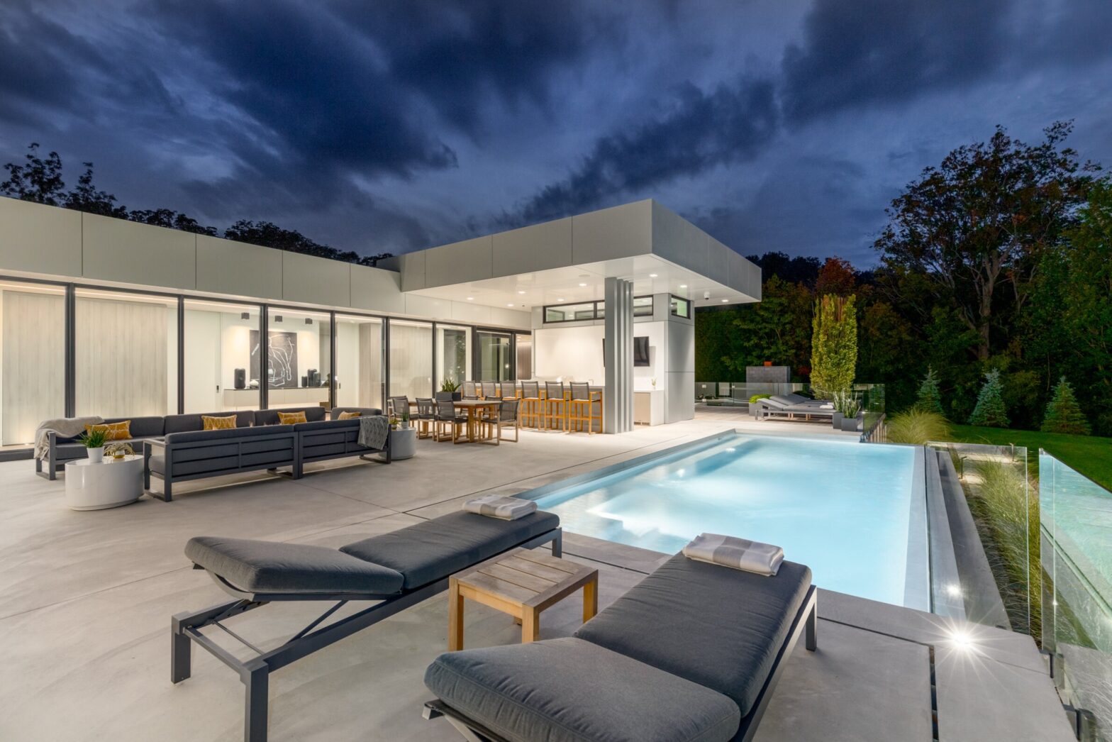 Modern zwembad met LED verlichting