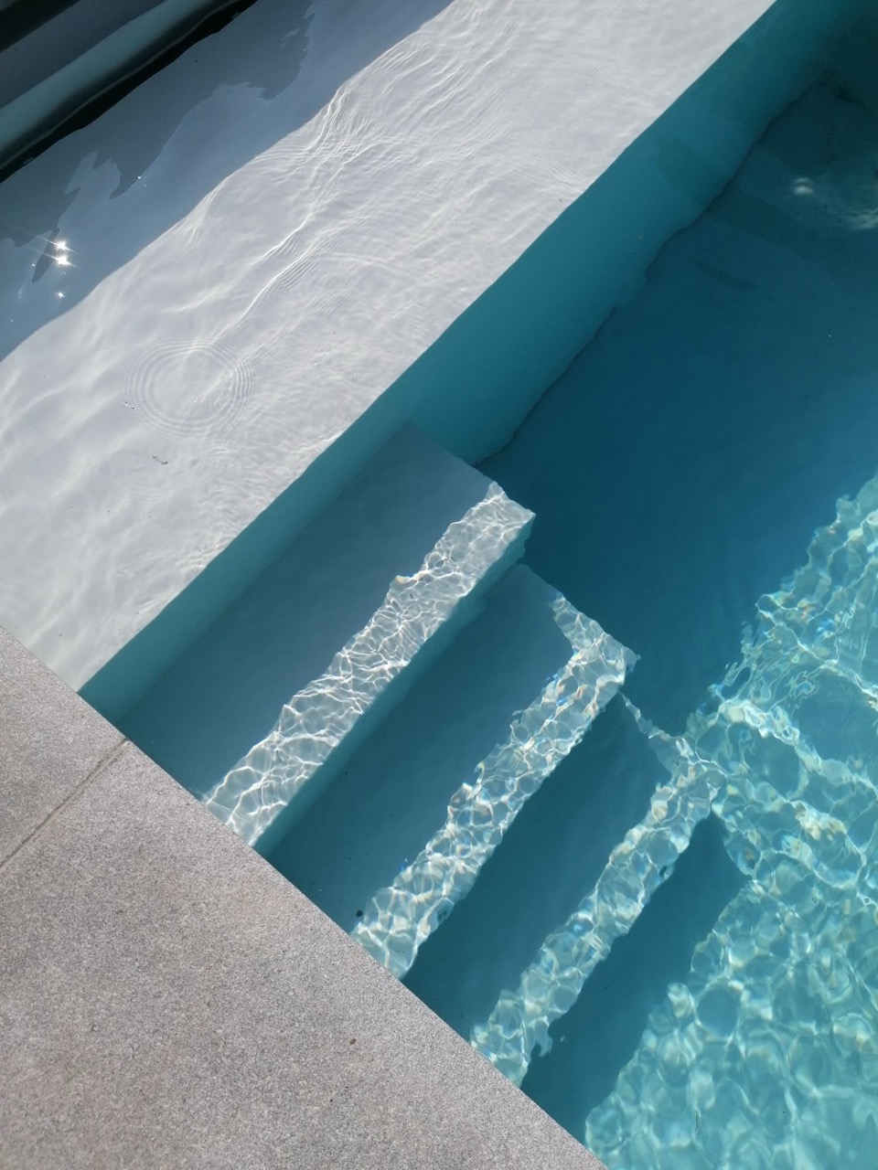 PoolX trap recht in de hoek met plage lichtgrijs