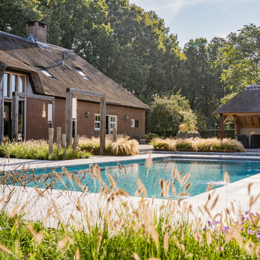 zwembad met landelijk poolhouse