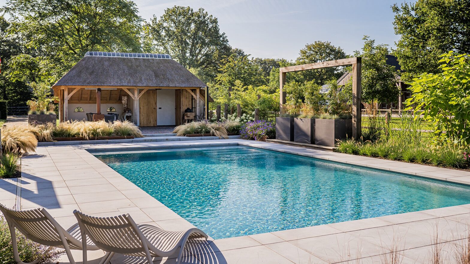 zwembad met landelijk poolhouse