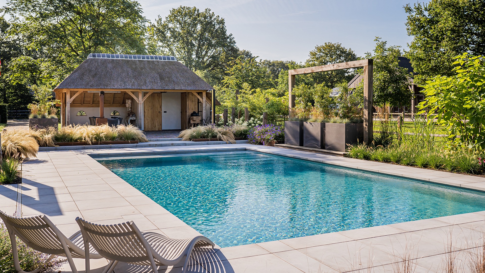 zwembad met landelijk poolhouse