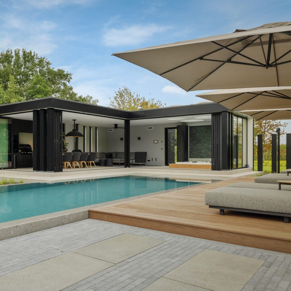 zwembad met modern poolhouse en jacuzzi