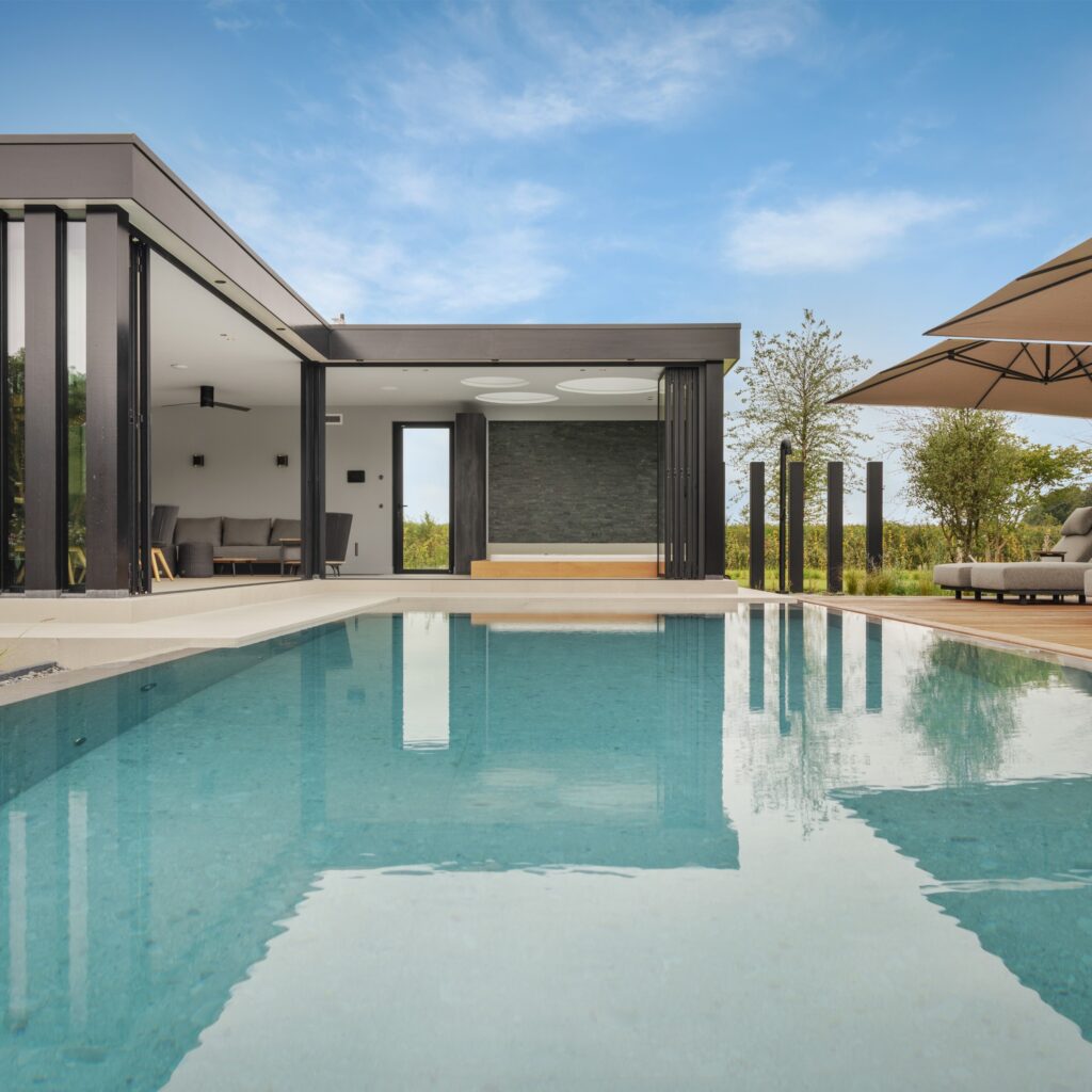 zwembad met modern poolhouse en jacuzzi