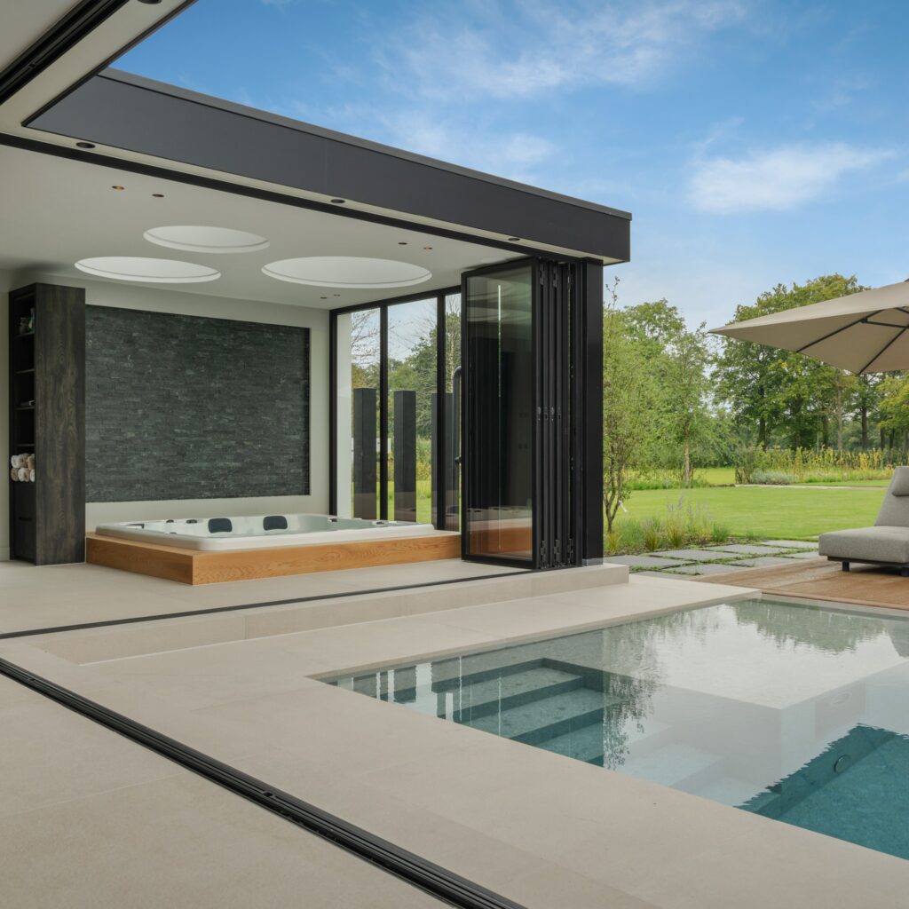 zwembad met modern poolhouse en jacuzzi